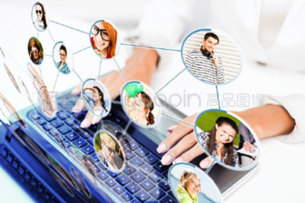 社交网络、通信技术与互联网时代下的职场新貌 笔记本电脑前的女商人